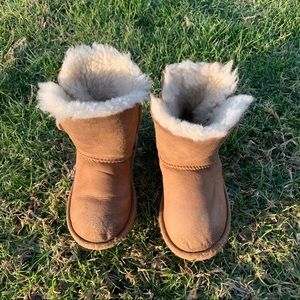 UGG 🔵 Bailey button in chestnut